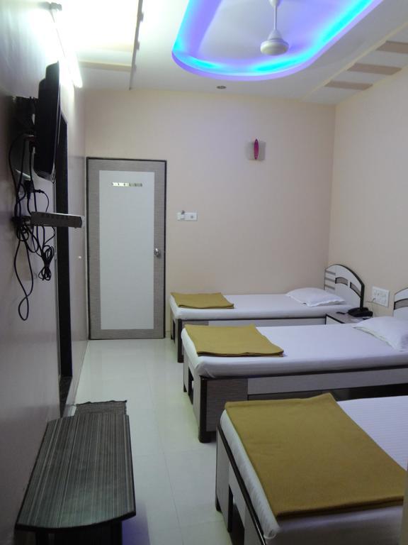 Hotel Broadway Colaba Mumbai Room photo