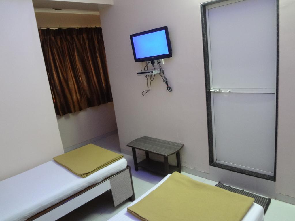 Hotel Broadway Colaba Mumbai Room photo